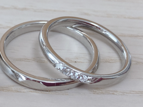 【TOMOE(トモエ)の口コミ】 細身のリング幅で日常使いしやすい。ザ・結婚指輪であるシルバーの指輪。…