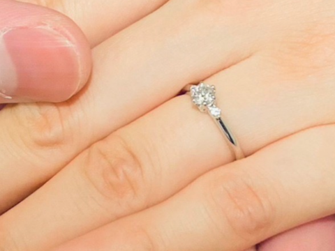 【Foulason(フレゾン)の口コミ】 太すぎず細すぎないリング幅、ダイヤが3粒デザインになっていることでシン…