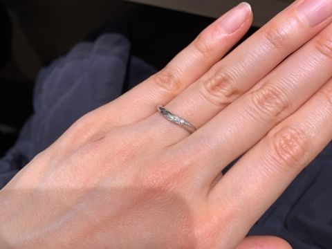 【アイプリモ(I-PRIMO)の口コミ】 指が細く長く見えるウェーブ型が気に入りました。石が5つのものもありまし…