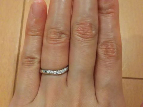 【ROYAL ASSCHER(ロイヤル・アッシャー)の口コミ】 まず、v字かu字のウェーブになっていて、小さなダイヤモンドがついている…