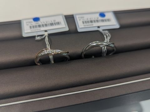 【アイプリモ(I-PRIMO)の口コミ】 シンプル過ぎない程よいデザインがお気に入りです。
形もクロスになってい…