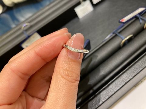 【ROYAL ASSCHER(ロイヤル・アッシャー)の口コミ】 以下妻より。シンプルデザインながらもきらめきがあるのがとても良いです…