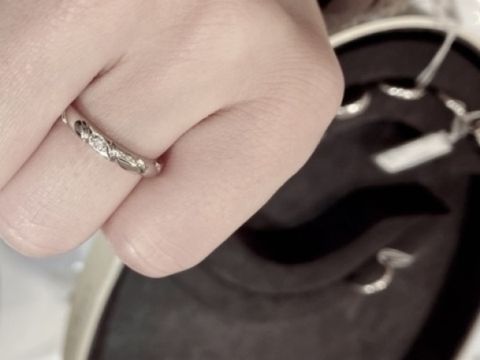 【ショーメ(CHAUMET)の口コミ】 何店舗か試着していく中で太めのデザインでダイヤがついているものが良い…