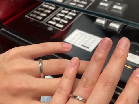 【エクセルコダイヤモンド(EXELCO DIAMOND)の口コミ】 形がウェーブになっていて柔らかい印象でした。
ミル打ちの加工が華やかで…