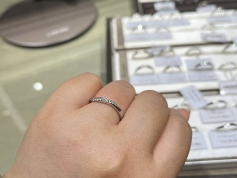 【アイプリモ(I-PRIMO)の口コミ】 ウェーブで、石がたくさんついたのがよくて、こちらを試着させてもらいま…