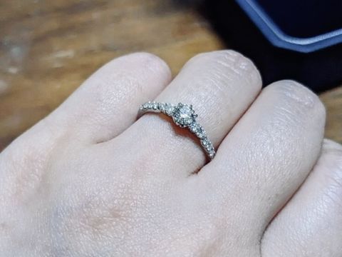 【銀座ダイヤモンドシライシの口コミ】 ダイヤがきらっきらですが、指輪自体はシンプルで飽きのこないデザインな…