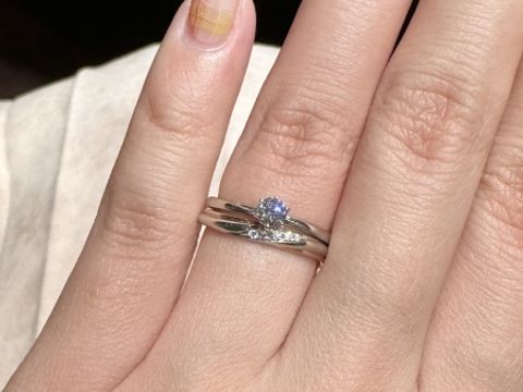 【ケイウノ ブライダル(K.UNO BRIDAL)の口コミ】 婚約指輪（他ブランド）と重ねて合う
結婚指輪を探していました。

出して…