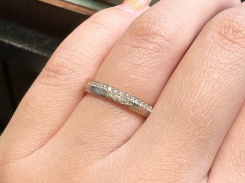 【TANZO.(鍛造指輪)の口コミ】 サンプルを出していただき、
ゴールドでダイヤと和紙加工で二段になってい…