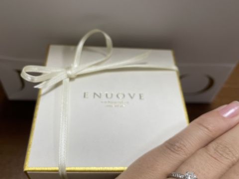 【ENUOVE(イノーヴェ)の口コミ】 メレの入っている角度が
正面からも横から見たときも
キラキラするベスト…