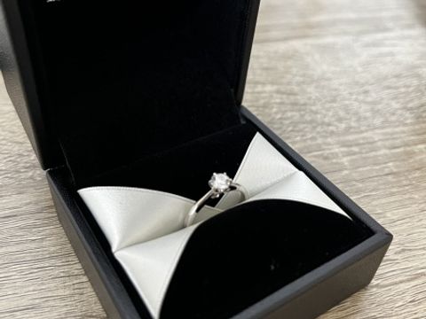 【エクセルコダイヤモンド(EXELCO DIAMOND)の口コミ】 シンプルなストレート型の指輪ですが、横から見た時の形、横顔がとても綺…