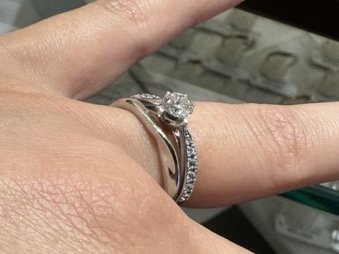 【アンジェリックフォセッテ(Angelique Fossette)の口コミ】 婚約指輪のデザインは
センターのダイヤモンドに向かって細くすぼまってい…