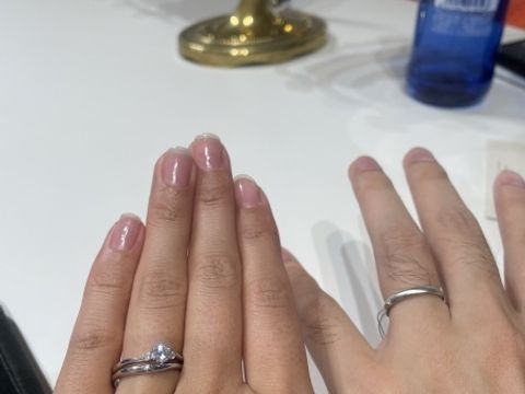 【BRILLIANCE+(ブリリアンスプラス)の口コミ】 センターのダイヤモンドに向かって指輪が細くなりながらS字のウェーブを描…