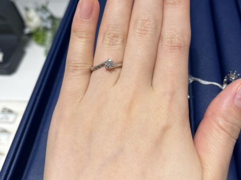 【銀座ダイヤモンドシライシの口コミ】 ウェーブのデザインで探していましたが、こちらは特に指が細く見え中央の…