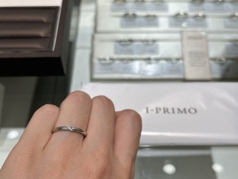 【アイプリモ(I-PRIMO)の口コミ】 指輪のデザインがシンプルなデザインだが、ダイヤモンドが3つ入っていて、…