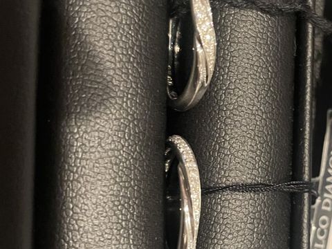 【エクセルコダイヤモンド(EXELCO DIAMOND)の口コミ】 指輪のデザインは個性的なものが多く、私たちの好みではなかったですが、…