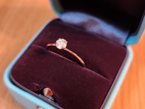 【ティファニー(Tiffany & Co.)の口コミ】 指輪のデザインはとてもシンプルで、リングも細いため、シンプルなデザイ…