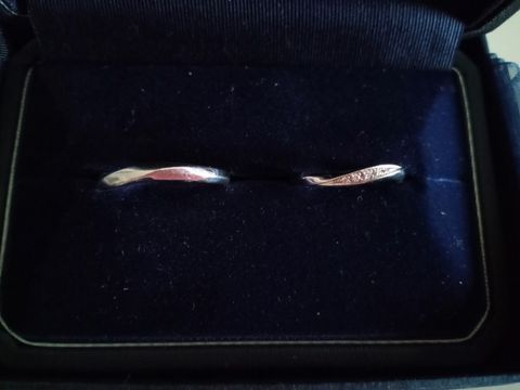 【銀座ダイヤモンドシライシの口コミ】 ずっと着ける結婚指輪なので、日常生活でも何年経ってでも大丈夫なデザイ…