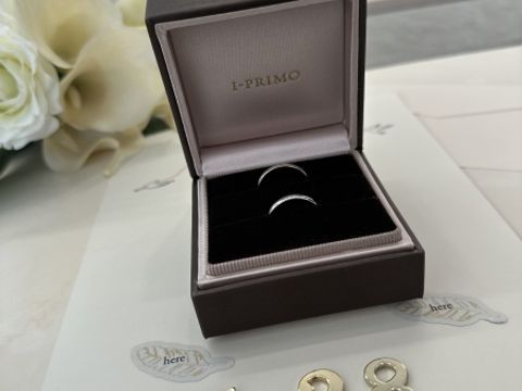【アイプリモ(I-PRIMO)の口コミ】 婚約指輪を選んでいる時におすすめいただいた、結婚指輪に決めました。重…