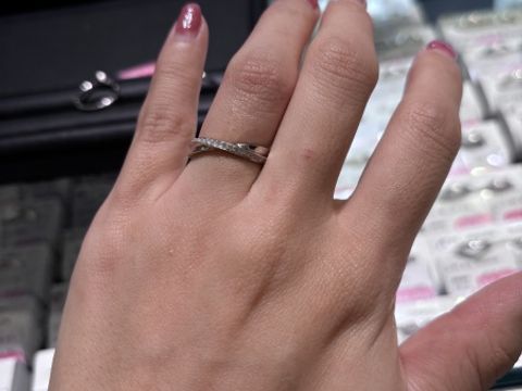 【玉煌(ギョクオウ)の口コミ】 煌びやかなダイヤがたくさんついており、少しエッジの効いたクロスデザイ…