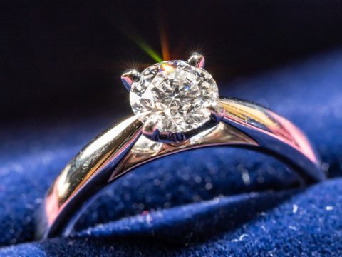 【銀座ダイヤモンドシライシの口コミ】 流行り廃りに左右されないシンプルなリングを選びました。
また、2人で指…