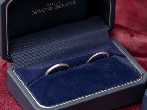 【銀座ダイヤモンドシライシの口コミ】 流行り廃りに左右されないようシンプルめを意識しました。
また、奥さんは…