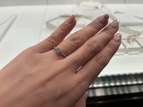 【ティファニー(Tiffany & Co.)の口コミ】 アームの部分までダイヤが埋め込まれており、光り輝いています。そのおか…