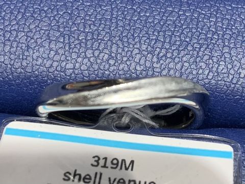 【銀座ダイヤモンドシライシの口コミ】 デザインはシンプルなものが多かったです。
ストレートで探しておりました…