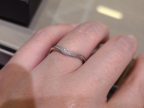 【アイプリモ(I-PRIMO)の口コミ】 波打つデザインが上品でかわいらしく、施されたダイヤもひとつひとつがき…