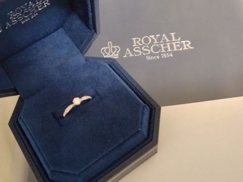 【ROYAL ASSCHER(ロイヤル・アッシャー)の口コミ】 シンプルなデザインですが、石が輝いて指が華やかになります。どんな服に…