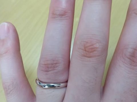 【銀座ダイヤモンドシライシの口コミ】 真ん中の部分がウェーブになっていて、ダイヤモンドが入っていなくても光…