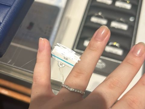 【銀座ダイヤモンドシライシの口コミ】 V字のデザインが可愛い。ダイヤが埋め込まれていて、可愛い。キラキラしす…