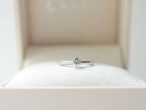 【CRAFY(クラフィ)の口コミ】 ハーフエタニティなどとも迷いましたが、シンプルな王道の婚約指輪の形に…
