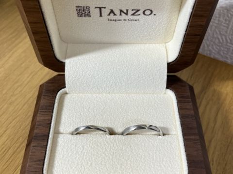 【TANZO.(鍛造指輪)の口コミ】 結婚情報雑誌の広告にあった１本ラインのあるデザインに一目惚れし、店舗…