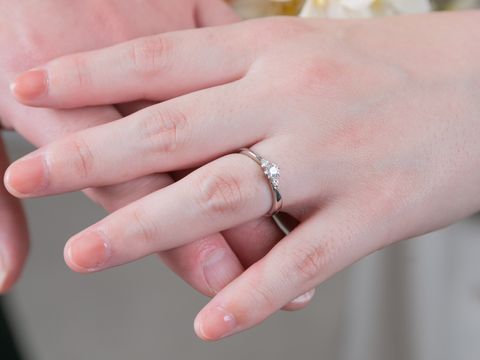 【4℃ BRIDAL(ヨンドシーブライダル)の口コミ】 中央のダイヤに存在感があり、左右のサイズ違いのダイヤが可愛さもあって…