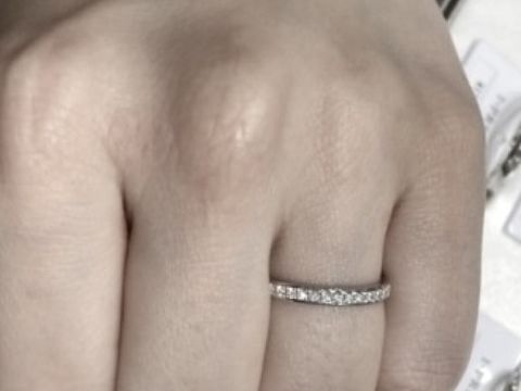 【アイプリモ(I-PRIMO)の口コミ】 妻が指輪のデザインをだいぶ絞っていたのでダイヤがついたハーフエタニテ…