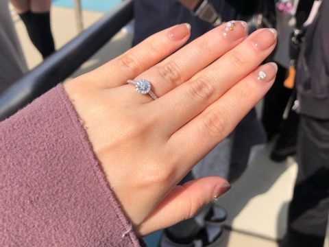 【ラザール ダイヤモンド(LAZARE DIAMOND)の口コミ】 ダイヤモンドが、見えるところに敷き詰められているデザインで、他のブラ…