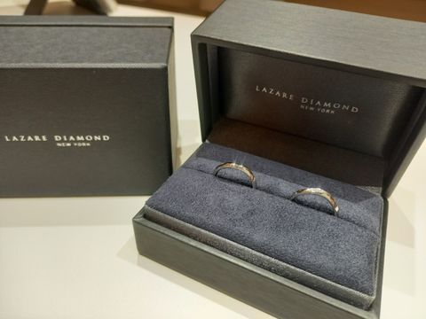 【ラザール ダイヤモンド(LAZARE DIAMOND)の口コミ】 ウェーブがかかっている婚約指輪を選んだので、それに合わせる同じくウェ…