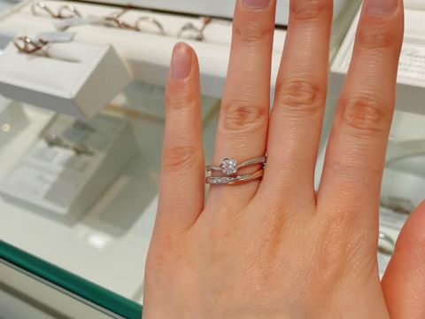 【JEWELRY STUDIO Advance(ジュエリースタジオアドバンス)の口コミ】 お花のように見えるデザインに惹かれて店舗へ伺いました。いろいろな指輪…