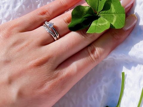 【アイプリモ(I-PRIMO)の口コミ】 婚約指輪はエレガントな雰囲気で曲線のデザイン。結婚指輪もそれと同じよ…