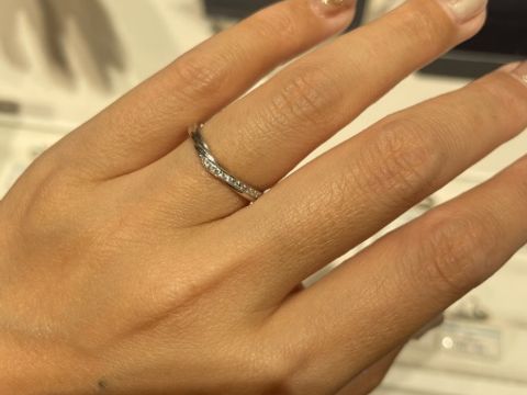 【銀座ダイヤモンドシライシの口コミ】 エクセルコのリングで迷い来店。リングの右側にダイヤが入っていて自分か…