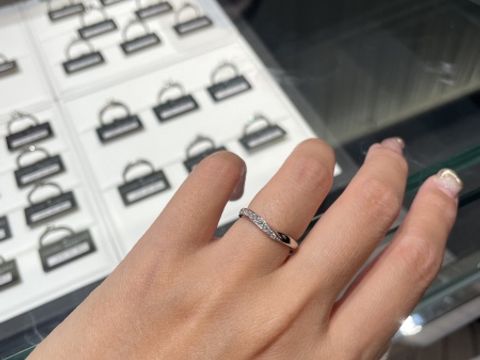 【ラザール ダイヤモンド(LAZARE DIAMOND)の口コミ】 結果小さなダイヤがたくさんついたリングにしました。ただ、色々と選ぶ中…