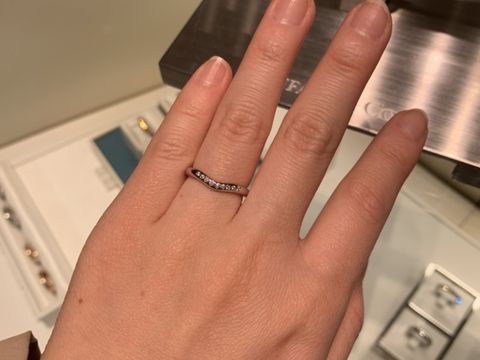 【ティファニー(Tiffany & Co.)の口コミ】 ブイになっていることで、ゆびが綺麗に見えスッキリとする点がいいなと思…