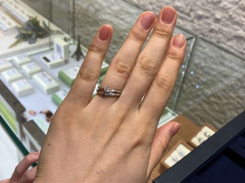 【TOWA(永遠)の口コミ】 ウェーブタイプの指輪です。
指が長く綺麗に見えると思いました。

指輪自…