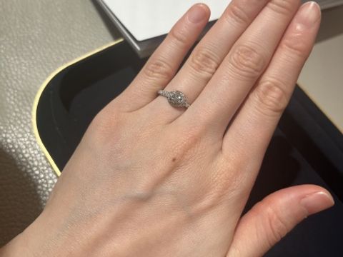 【ショーメ(CHAUMET)の口コミ】 センターストーンを抱きかかえる繊細な結び目が特徴的なデザインでした。…