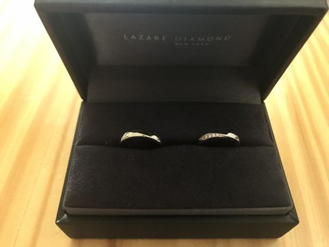 【ラザール ダイヤモンド(LAZARE DIAMOND)の口コミ】 指輪の表面にカーブがついているデザインのものが気になっており数点試着…