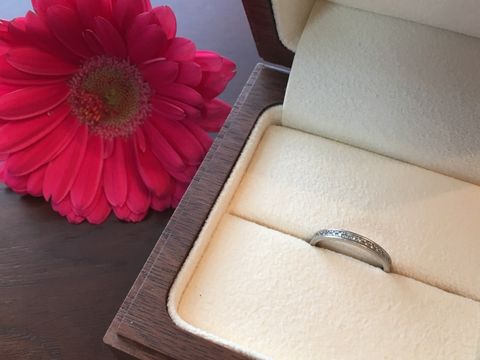 【Ponte Vecchio(ポンテヴェキオ)の口コミ】 婚約指輪指輪がシンプルなデザインだった為、重ねてつけた時に結婚指輪で…