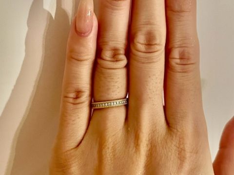 【ENUOVE(イノーヴェ)の口コミ】 このハーフエタニティリングのデザインは、まさに多用途性が魅力です。カ…