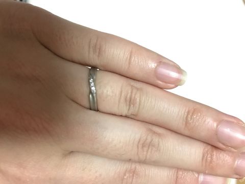 【SONARE(ソナーレ)の口コミ】 シンプルかつ上品で飽きない結婚指輪を探していました。結婚式場でジュエ…