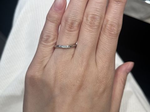 【ラザール ダイヤモンド(LAZARE DIAMOND)の口コミ】 ダイヤがとてもきれいに見える。薬指の水かきの部分が左右で高さが違うの…