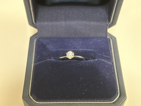 【銀座ダイヤモンドシライシの口コミ】 シンプルで日本人の指にあった作りになっており、ダイヤも予算や希望にあ…